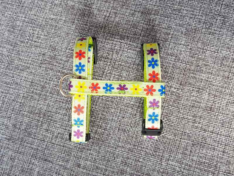 Postrojek- barevné kytičky na světle zelené