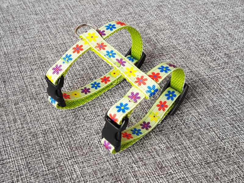 Postrojek- barevné kytičky na světle zelené