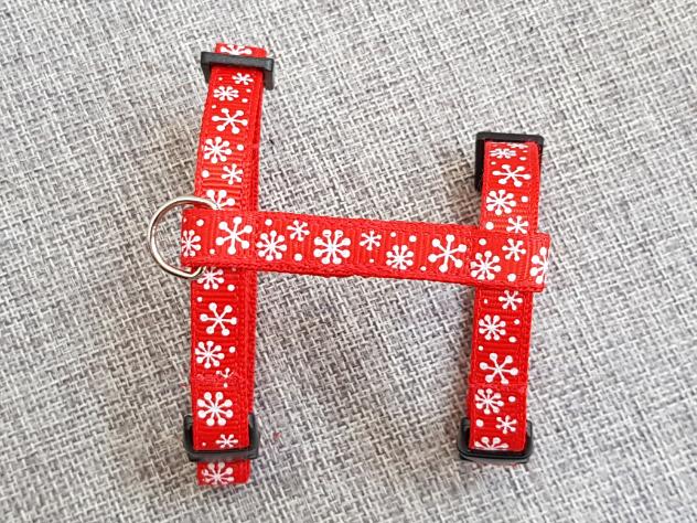 Postrojek- červený s kytičkama