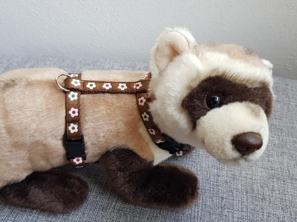 Postrojek- hnědý s kytičkama