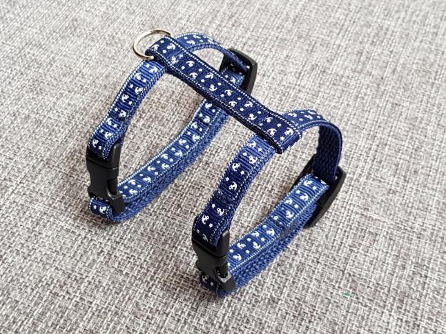 Postrojek- kotvičky na tmavě modré