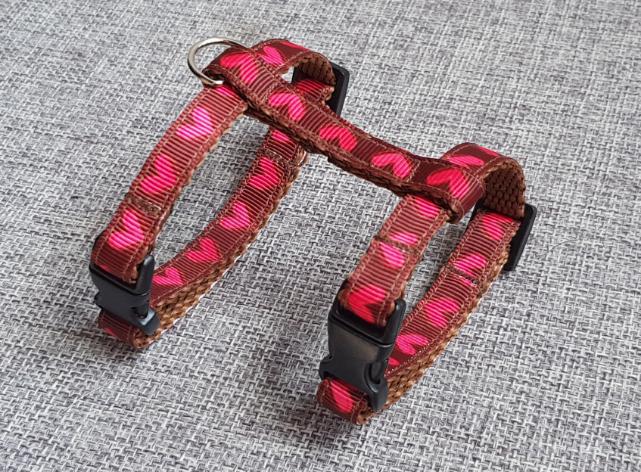 Postrojek- růžová srdíčka na hnědé