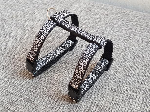 Postrojek- černý s ornamenty