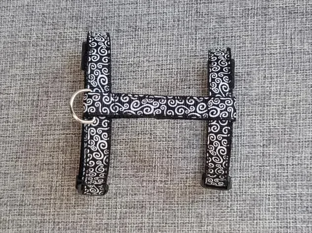 Postrojek- černý s ornamenty