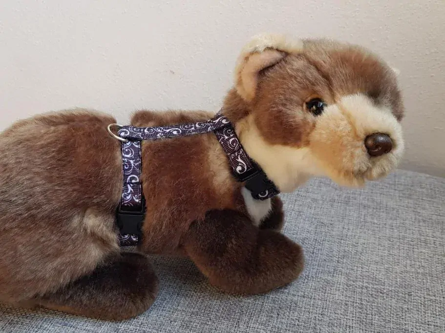 Postrojek- černý s ornamenty 2