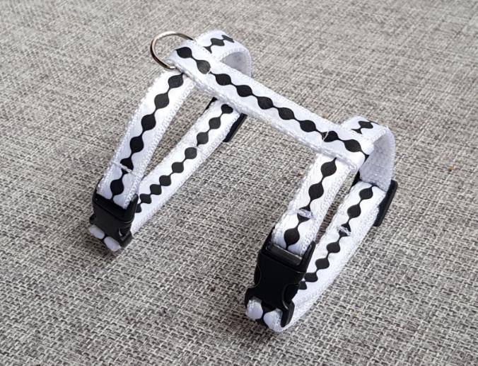 Postrojek- bílý s černým vzorem