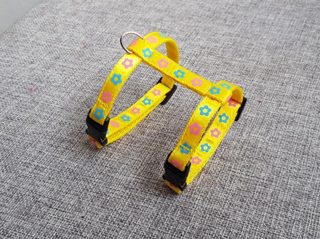 Postrojek- žlutý s kytičkama