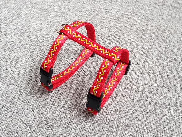 Postrojek- červený se zeleným cik/cak